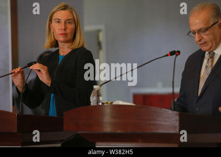 Bagdad, Iraq. Le 13 juillet, 2019. Le Ministre iraquien des affaires étrangères Mohamed Alhakim (R) prend la parole lors d'une conférence de presse avec le chef de la politique étrangère de l'Union européenne Federica Mogherini après leur réunion. Ameer Al Mohammedaw : Crédit/dpa/Alamy Live News Banque D'Images