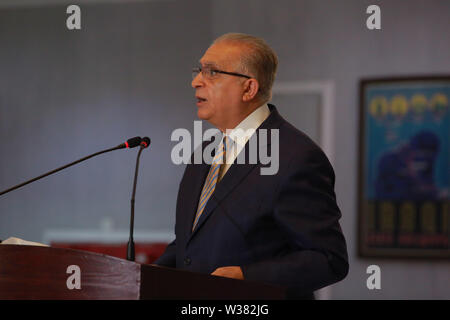 Bagdad, Iraq. Le 13 juillet, 2019. Le Ministre iraquien des affaires étrangères Mohamed Alhakim parle lors d'une conférence de presse avec le chef de la politique étrangère de l'Union européenne Federica Mogherini (pas sur la photo) après leur réunion. Ameer Al Mohammedaw : Crédit/dpa/Alamy Live News Banque D'Images