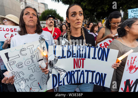 Les gens protestent contre la glace des raids et des camps de détention des migrants lors d'une manifestation silencieuse devant l'Immigration et des douanes d'un centre de détention à Los Angeles. Invite les organisateurs de l'administration d'Atout pour fermer tous les camps de détention de migrants. Feux semblables pour la liberté des rassemblements et des veillées ont eu lieu dans tout le pays. Banque D'Images