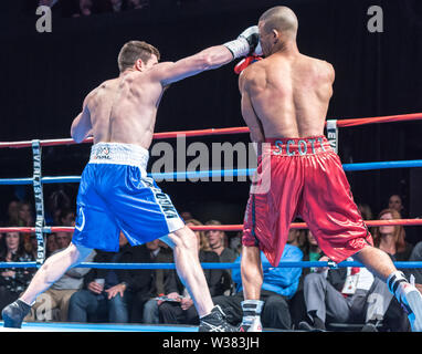 Match de boxe, Mark Deluca vs Travis Scott, hébergé par la boxe à Murphys the House of Blues de Boston, Massachusetts. Banque D'Images