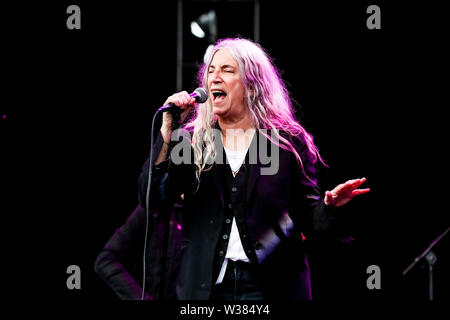 23 juin 2019 - Reykjavâ. K, l'Islande - artiste de musique PATTI SMITH ET BAND effectue au cours du cinquième Festival du solstice en secret, Laugadalur Reykjavâ. k, l'Islande s'est tenue du 21 au 23 juin 2019, Solstice Secret...située juste en dehors de Reykjavik, Islande, constamment bénéficie d'une programmation qui est aussi varié et caractéristique que le cadre du festival. Présentant quelques-uns des plus grands artistes contemporains, musiciens culte bien-aimé, ainsi que des talents locaux, les festivités continuent tout au long de la nuit avec un peu d'aide du soleil de minuit qui est presque toujours présente tout au long de l'été equin Banque D'Images