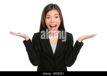 Surpris businesswoman with hands up étonné ou choqué par la tenue d'une nouvelle inattendue les paumes vers le haut pour copier l'espace et montrant l'expression heureuse. Asian mixed race woman on white background. Banque D'Images