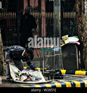 Un ragpicker est l'un qui ont une grande part dans la propreté d'une ville. Banque D'Images