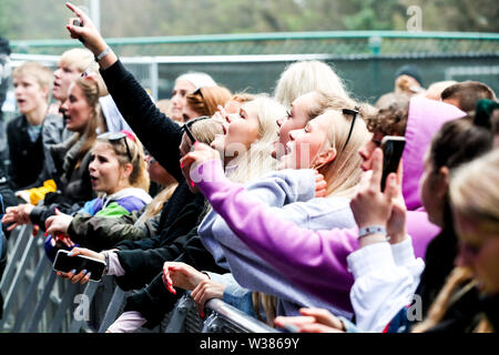 23 juin 2019 - Reykjavâ. K, l'Islande - Icelandic Music Fans profiter du festival au cours de la cinquième Festival du Solstice dans Laugadalur Secret, Reykjavâ. k, l'Islande s'est tenue du 21 au 23 juin 2019, Solstice Secret...située juste en dehors de Reykjavik, Islande, constamment bénéficie d'une programmation qui est aussi varié et caractéristique que le cadre du festival. Présentant quelques-uns des plus grands artistes contemporains, musiciens culte bien-aimé, ainsi que des talents locaux, les festivités continuent tout au long de la nuit avec un peu d'aide du soleil de minuit qui est presque toujours présente tout au long de l'été equinox. Banque D'Images