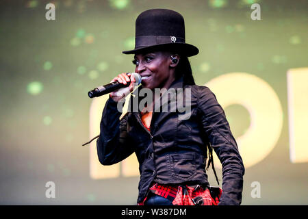 23 juin 2019 - Reykjavâ. K, l'Islande - Musique Artiste MORCHEEBA effectue au cours du cinquième Festival du solstice en secret, Laugadalur Reykjavâ. k, l'Islande s'est tenue du 21 au 23 juin 2019, Solstice Secret...située juste en dehors de Reykjavik, Islande, constamment bénéficie d'une programmation qui est aussi varié et caractéristique que le cadre du festival. Présentant quelques-uns des plus grands artistes contemporains, musiciens culte bien-aimé, ainsi que des talents locaux, les festivités continuent tout au long de la nuit avec un peu d'aide du soleil de minuit qui est presque toujours présente tout au long de l'été equinox. (Crédit Banque D'Images