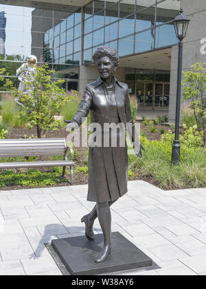 30 juin 2019 - Grand Rapids, Michigan, USA - Statue de l'ancienne première dame Betty Ford en face de la Gerald R. Ford Presidential Library and Museum à Grand Rapids, Michigan le dimanche, Juin 30, 2019 (Crédit Image : © Ron Sachs/CNP via Zuma sur le fil) Banque D'Images