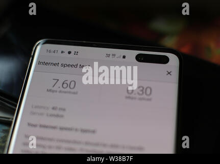 Les résultats d'un test de vitesse internet s'affichent sur un Samsung Galaxy S10 5G téléphone activé, à Londres. Banque D'Images
