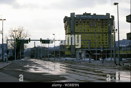 2 avril 1993 pendant le siège de Sarajevo : l'hôtel Holiday Inn sur Sniper Alley, accueil à la plupart des médias internationaux tout au long de la guerre. Banque D'Images