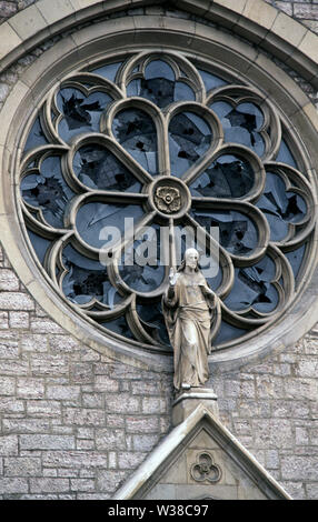 5 avril 1993 pendant le siège de Sarajevo : verre cassé dans la grande rosace dans l'avant de la cathédrale Sacré-Cœur catholique dans le centre de la ville. Banque D'Images