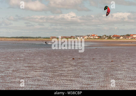 Barassie Beach, Troon, Ecosse, Royaume-Uni. Le 13 juillet, 2019. Météo britannique. Un kitesurfeur à Barassie Beach sur une chaude et ensoleillée de l'après-midi. Credit : Skully/Alamy Live News Banque D'Images