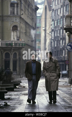 5th avril 1993 pendant le siège de Sarajevo : le correspondant ABC News, Charles Glass (à gauche), se déplace avec l'architecte local, Borislav Curic, sur Strossmajerova dans la vieille ville. Banque D'Images