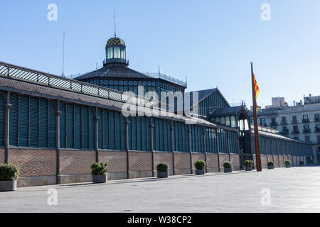 Mercato del Born entrée principale, avec un drapeau à l'avant. Barcelone. L'Espagne. Banque D'Images