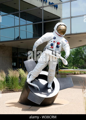 Une sculpture commémorant le programme spatial américain placé à l'avant de la Gerald R. Ford Presidential Library and Museum à Grand Rapids, Michigan le dimanche, Juin 30, 2019. La statue, demandé par le président Ford, est le travail des juges Judson Nelson de New York et montre un astronaute en apesanteur laissant un vaisseau spatial.Credit : Ron Sachs / CNP | conditions dans le monde entier Banque D'Images