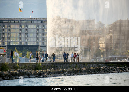 Les touristes à pied sur la jetée qui mène au jet d'eau, appelé Jet d'eau. Genève. La Suisse Banque D'Images