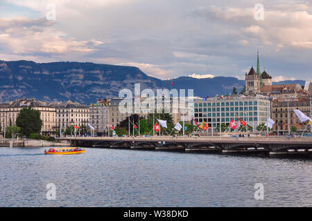 Bateau sur le lac de Genève. La cathédrale St Pierre et du Mont Salève en arrière-plan. Banque D'Images