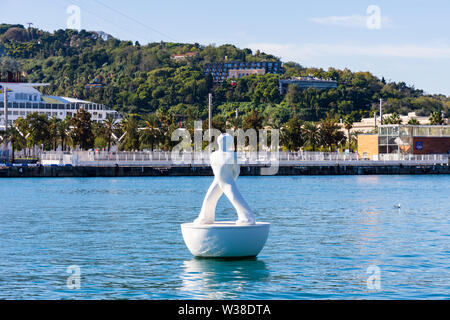 Une sculpture flottante par Robert Llimus dans le port de Barcelone. L'Espagne. Banque D'Images