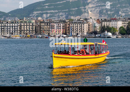 Bateau navette sur le lac de Genève à Genève. Mont Salève en arrière-plan Banque D'Images