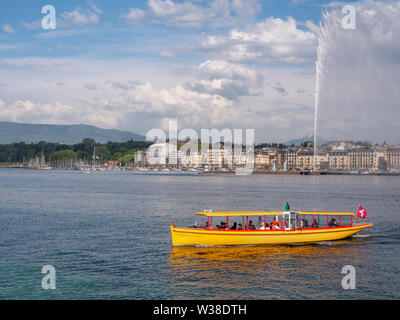 Bateau navette sur le lac de Genève à Genève, Suisse. Le Jet d'eau (fontaine à eau) dans l'arrière-plan. Banque D'Images