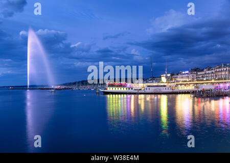 Le port de Genève, le jet d'eau (fontaine) et le bateau à vapeur Genève au crépuscule Banque D'Images