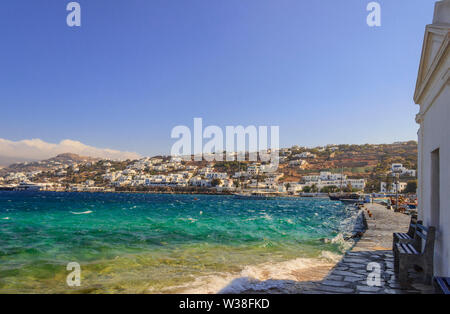 Et blanchis à la coupole bleue de l'église Agios Nikolaos à Mykonos, Grèce, Europe. Vue panoramique de la vieille ville et du port : village grec traditionnel. Banque D'Images