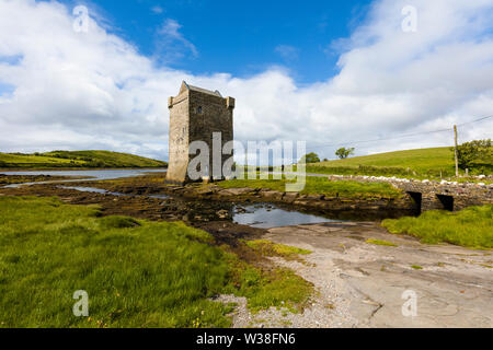 Château de Rockfleet, ou Carrickahowley château une maison-tour de Grace O'Malley la reine des pirates près de Newport, dans le comté de Mayo, Irlande Banque D'Images