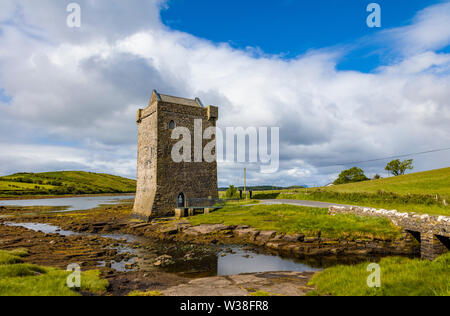 Château de Rockfleet, ou Carrickahowley château une maison-tour de Grace O'Malley la reine des pirates près de Newport, dans le comté de Mayo, Irlande Banque D'Images