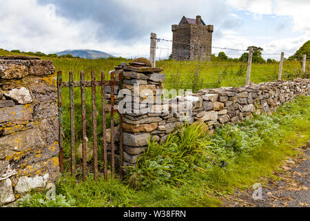 Château de Rockfleet, ou Carrickahowley château une maison-tour de Grace O'Malley la reine des pirates près de Newport, dans le comté de Mayo, Irlande Banque D'Images