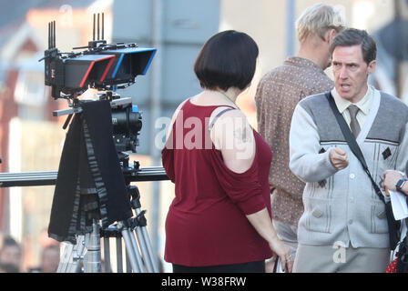 Ruth Jones et Rob Brydon pendant le tournage pour le Gavin et Stacey Noël spécial à Barry dans la vallée de Glamorgan, Pays de Galles. Banque D'Images