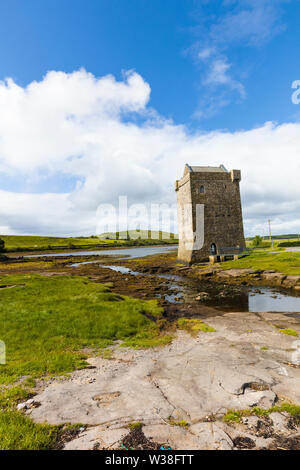 Château de Rockfleet, ou Carrickahowley château une maison-tour de Grace O'Malley la reine des pirates près de Newport, dans le comté de Mayo, Irlande Banque D'Images