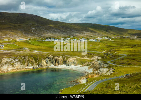 Route menant au village d'Ashleam sur la façon sauvage de l'Atlantique sur Achill Island, dans le comté de Mayo Irlande Banque D'Images
