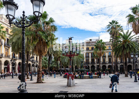 Barcelone, Espagne - 02 novembre, 2018 : Plaça Reial, l'ombre des palmiers et refroidi par une fontaine. Lampadaires colorés appelé Gaudì, premier opéra de la cen Banque D'Images