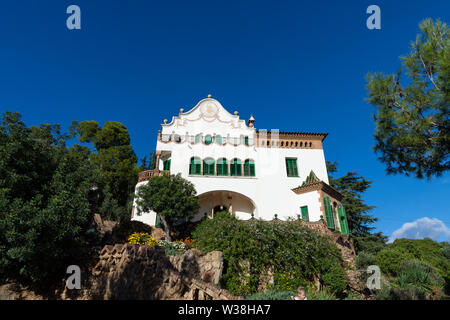 Parc Guell, chambre à l'intérieur de la nature sauvage du parc. Barcelone, Espagne. Banque D'Images