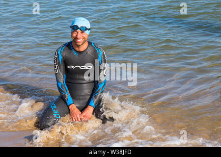 Bournemouth, Dorset, UK. Le 13 juillet, 2019. Pier à Pier sunset nager où les nageurs brave la Manche piscine à partir de Bournemouth à 1.4 km Boscombe piers dans défi de l'eau ouverte, la levée de fonds pour la fondation du Cœur, la BHF. Le premier coucher du soleil baigner à Bournemouth où les nageurs ont 2 heures pour terminer l'nager puis vous détendre sur la plage pour profiter du coucher du soleil, devant deux autres Pier à Pier nage qui doit avoir lieu demain au cours de la journée - des milliers de marcheurs dans les trois périodes. Une belle soirée pour l'ensoleillé chaud nager. Credit : Carolyn Jenkins/Alamy Live News Banque D'Images