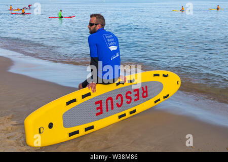 Bournemouth, Dorset, UK. Le 13 juillet, 2019. Pier à Pier sunset nager où les nageurs brave la Manche piscine à partir de Bournemouth à 1.4 km Boscombe piers dans défi de l'eau ouverte, la levée de fonds pour la fondation du Cœur, la BHF. Le premier coucher du soleil baigner à Bournemouth où les nageurs ont 2 heures pour terminer l'nager puis vous détendre sur la plage pour profiter du coucher du soleil, devant deux autres Pier à Pier nage qui doit avoir lieu demain au cours de la journée - des milliers de marcheurs dans les trois périodes. Une belle soirée pour l'ensoleillé chaud nager. Credit : Carolyn Jenkins/Alamy Live News Banque D'Images