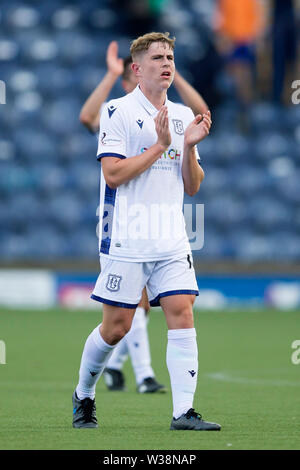 Starks Park, Kirkcaldy, UK. Le 13 juillet, 2019. Coupe de la ligue écossaise de football, Raith Rovers contre Dundee ; Finlay Robertson de Dundee applaudit les fans à la fin du match : Action Crédit Plus Sport/Alamy Live News Banque D'Images