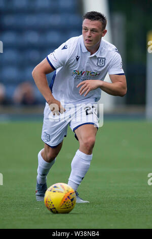 Starks Park, Kirkcaldy, UK. Le 13 juillet, 2019. Coupe de la ligue écossaise de football, Raith Rovers contre Dundee ; Jordanie Marshall de Dundee se casse l'avant sur la balle : Action Crédit Plus Sport/Alamy Live News Banque D'Images