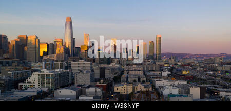 Belle Lumière remplit l'air au centre-ville de noyau urbain de San Francisco Californie Banque D'Images