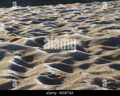 Sable dans la gelée blanche sur la rive du fleuve Banque D'Images