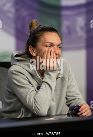 Simona Halep, championne de Wimbledon en 2019, lors d'une conférence de presse après sa victoire sur Serena Williams le 12 e jour des championnats de Wimbledon au All England Lawn tennis and Croquet Club, Wimbledon. Banque D'Images