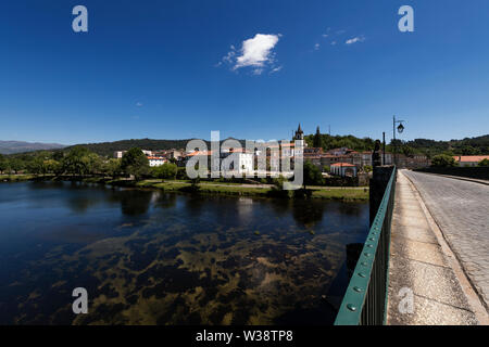 Vue sur le village traditionnel de Ponte da Barca dans la région de Minho du Portugal, avec la rivière Lima. Banque D'Images