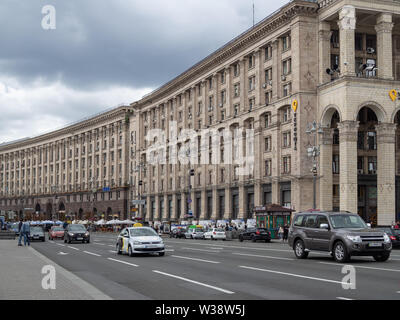 KIEV, UKRAINE-Juillet 11, 2019 : l'architecture stalinienne de la rue Khreshchatyk (classicisme socialiste ou style Empire stalinien) Banque D'Images