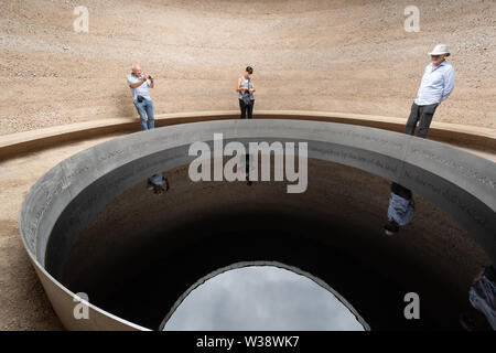 En bref L'art de l'eau par l'installation de Mark Wallinger à Runnymede, dans le Surrey, au Royaume-Uni. Les visiteurs à l'intérieur de l'œuvre. Banque D'Images