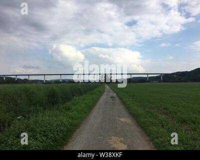 Blick auf eine Autobahnbrücke suis Ruhrtalradweg à Mühlheim an der Ruhr en Allemagne