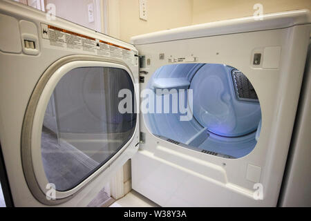 Ouvrez la porte et vider de tambour d'un sèche-linge dans la buanderie d'une maison aux USA United States of America Banque D'Images