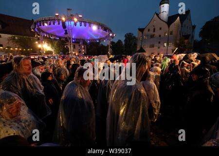 Chemnitz, Allemagne. Le 13 juillet, 2019. Les visiteurs de l'open-air show MDR 'Die Schlager des Sommers quittent le terrain de Klaffenbach Château. En raison de violents orages l'enregistrement a dû être arrêté. Credit : Sebastian Willnow/dpa-Zentralbild/dpa/Alamy Live News Banque D'Images