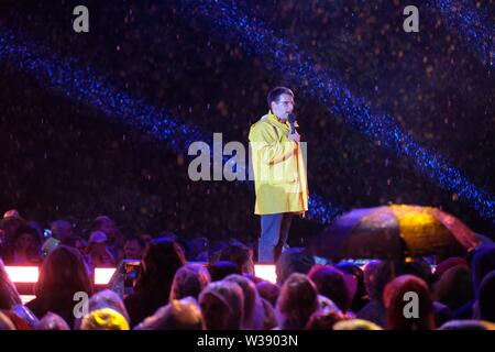 Chemnitz, Allemagne. Le 13 juillet, 2019. Membre de l'équipe de production MDR parle de la cour intérieure du château Klaffenbach depuis la scène à l'auditoire du RIM Open Air Show 'La Schlager de l'été'. En raison de violents orages l'enregistrement a dû être arrêté. Credit : Sebastian Willnow/dpa-Zentralbild/dpa/Alamy Live News Banque D'Images