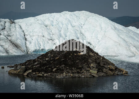 Un grand cône de terre entourée d'un lac sur le dessus de la glace de glacier de la Matanuska Glacier en Alaska. Profondément dans le désert sur la glace blanche de l'alpine Banque D'Images