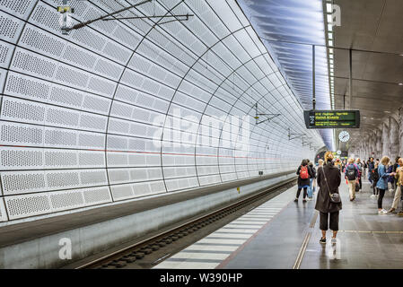 Personnes en attente d'un train à la station de métro de Triangeln Malmo, Suède, le 23 mai, 2019 Banque D'Images