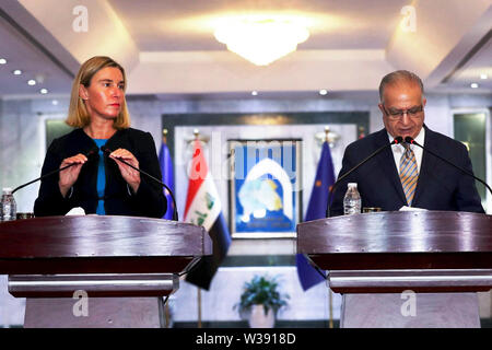 Bagdad, Iraq. Le 13 juillet, 2019. Le Ministre iraquien des affaires étrangères, Mohammed al-Hakim (R) et Federica Mogherini, Haut Représentant de l'UE pour les Affaires étrangères et la politique de sécurité et Vice-président de la Commission européenne, l'organisation conjointe d'une conférence de presse à Bagdad, l'Iraq, le 13 juillet 2019. Federica Mogherini a déclaré samedi que l'UE soutient l'idée d'organiser la conférence de paix pour apaiser les tensions entre les États-Unis et l'Iran. Source : Xinhua/Alamy Live News Banque D'Images