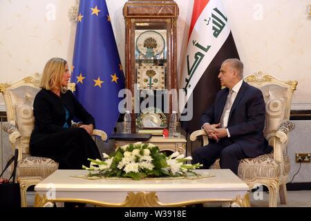 Bagdad, Iraq. Le 13 juillet, 2019. Le Ministre iraquien des affaires étrangères, Mohammed al-Hakim (R) rencontre avec Federica Mogherini, Haut Représentant de l'UE pour les Affaires étrangères et la politique de sécurité et Vice-président de la Commission européenne, à Bagdad, l'Iraq, le 13 juillet 2019. Federica Mogherini a déclaré samedi que l'UE soutient l'idée d'organiser la conférence de paix pour apaiser les tensions entre les États-Unis et l'Iran. Source : Xinhua/Alamy Live News Banque D'Images